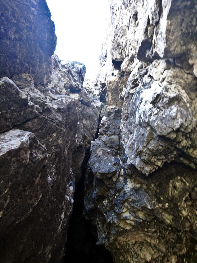 Vista verso l'alto dalla base del diedro. La prima parte è molto larga ma si attacca sulla parete di sinistra