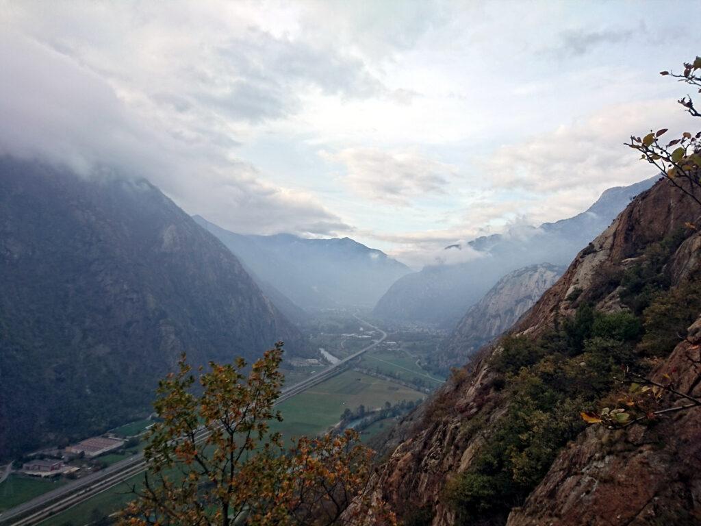 vista verso la Valle d'Aosta dalla sosta del quinto tiro, dove decidiamo di abbandonare
