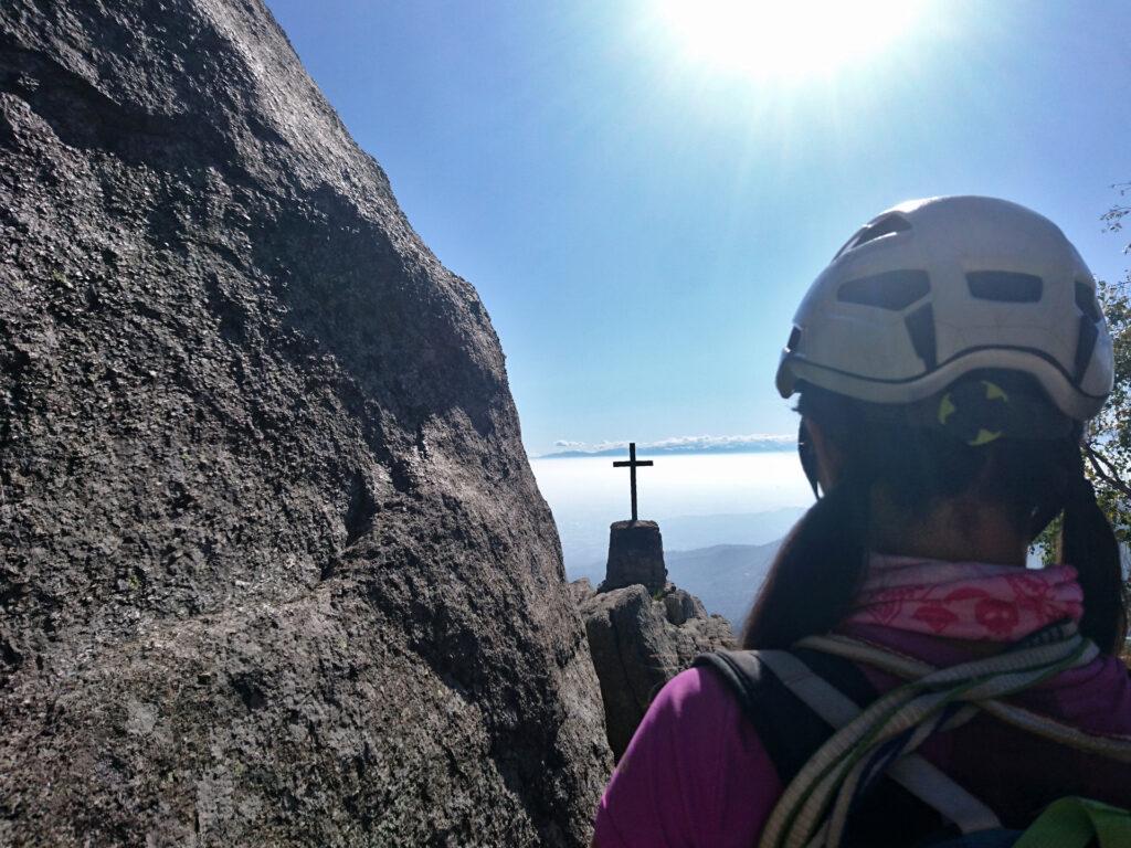 l'attacco della Via Normale, accanto a questa piccola croce proprio sullo spigolo