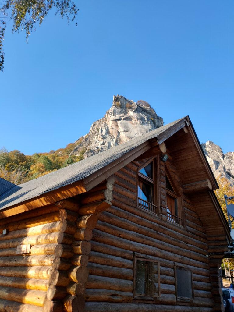 il Rifugio Melano ai piedi delle pareti