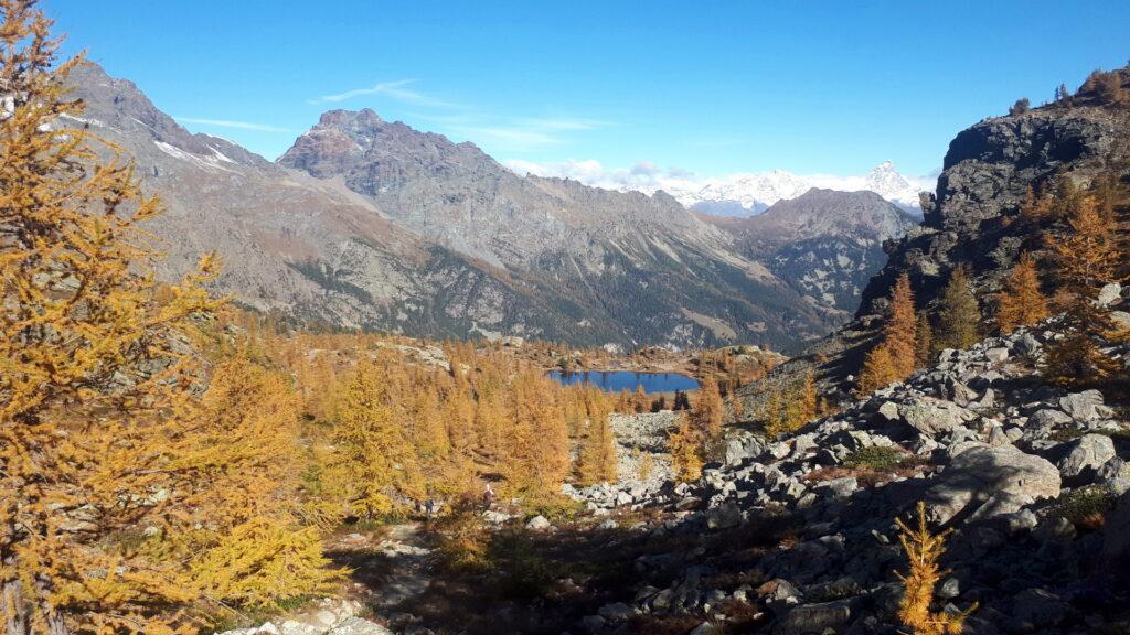 guardando verso il lago Vallette: sullo sfondo l'inconfondibile sagoma del Cervino