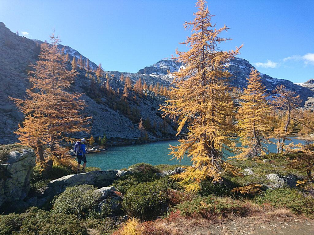 decidiamo per il giro attorno al Lago Bianco, è troppo bello per rinunciarci