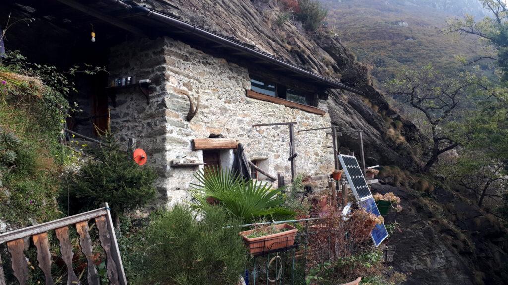 la casetta addossata alla roccia che si incontra durante l&#039;avvicinamento