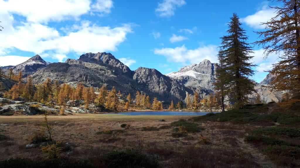 altro scorcio su un bellissimo laghetto blu