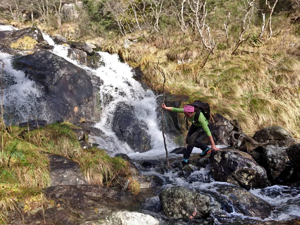 guado del torrente su pietre scivolose: acrobazia portami via