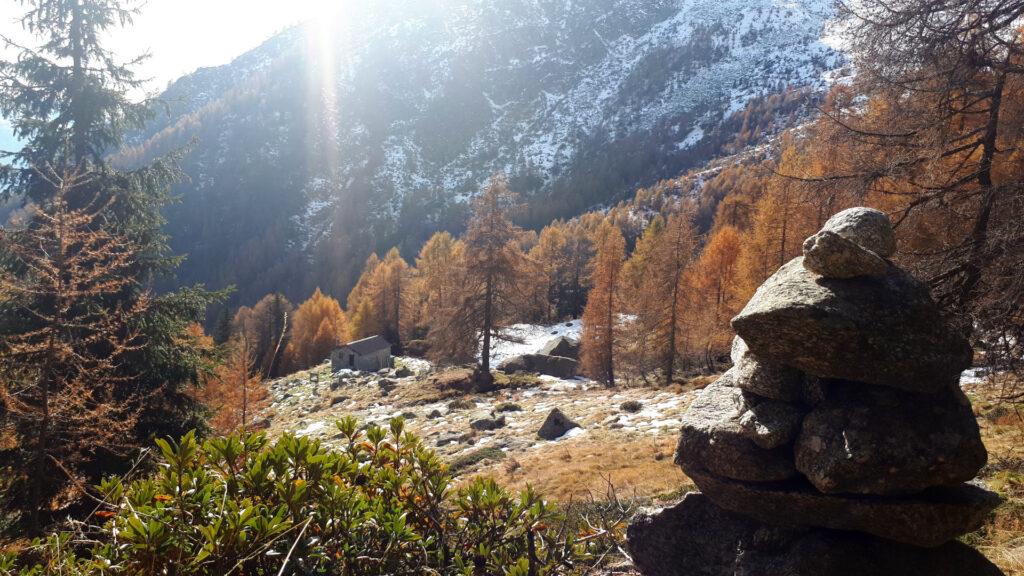 ogni tanto si trovano degli ometti, il sentiero comunque sia è battuto