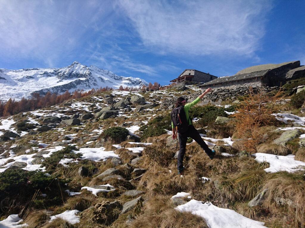 eccoci alla Casera di Spluga, un posto fantastico; la neve sull&#039;erbetta stronzetta però non è il top!