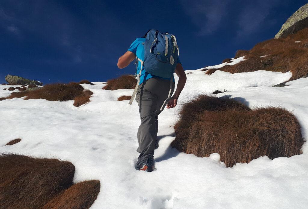 dalla casera procediamo a muzzo, inventandoci il sentiero perchè la neve ha coperto ometti e segnavia: non sarà per nulla agevole