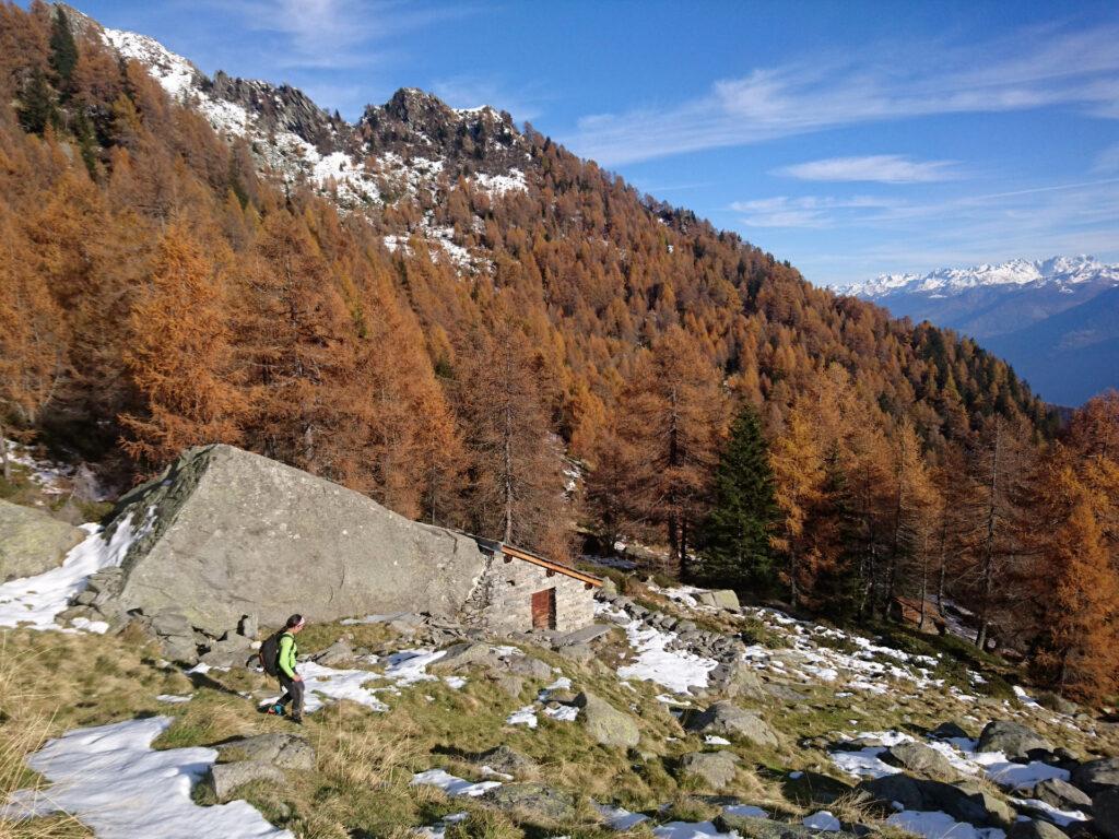 riguadagnamo la Casera di Spluga, togliendoci dalla neve