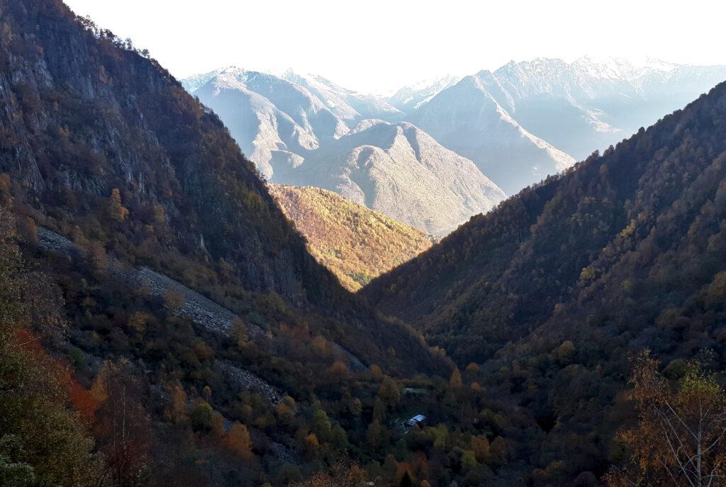 qui le prime ombre si sono già allungate, coprendo la valle: poco più in là è ancora giorno