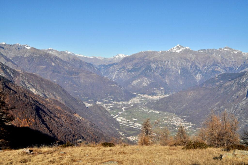 la vista si apre sulla Val Chiavenna