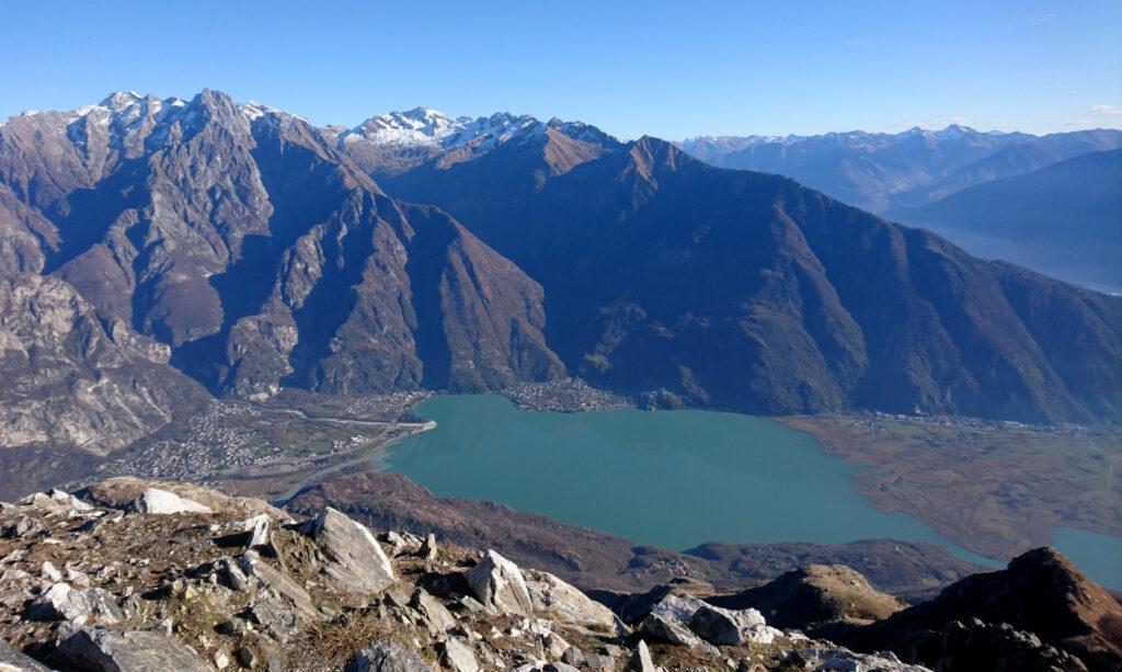 fino a sbucare in cima! il lago di Mergozzo sotto di noi