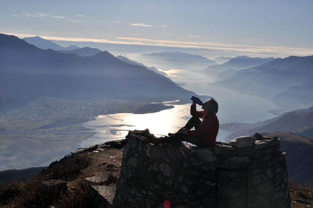 ciò che resta della cappella dedicata agli alpini, che adesso sembra un po' un nuraghe