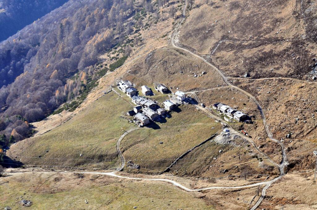 sotto di noi l'Alpe di Mezzo