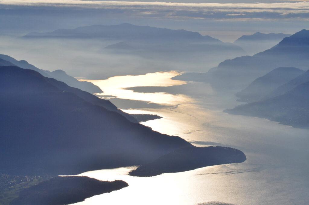 il Lago di Como: baciato dal sole si trasforma in una colata d'oro puro