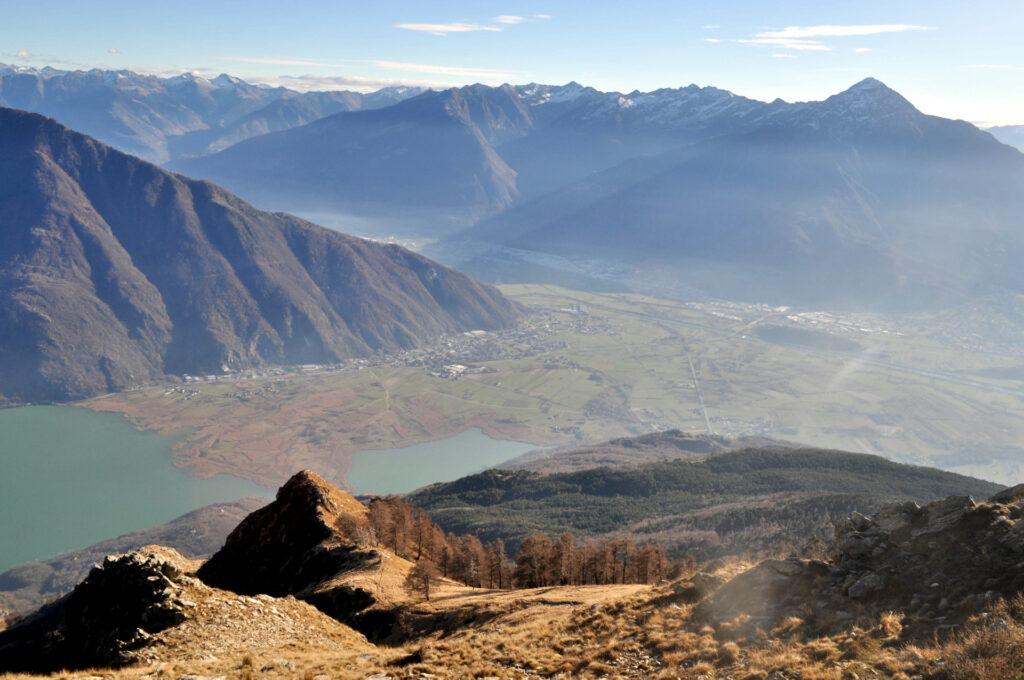 la discesa offre begli scorci della Valtellina e del Legnone, già un po&#039; imbiancato
