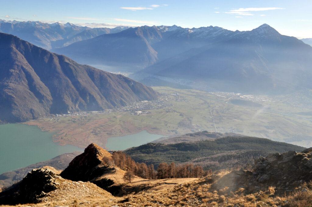 la discesa offre begli scorci della Valtellina e del Legnone, già un po' imbiancato