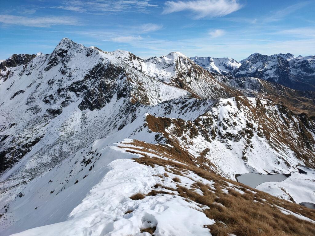 In discesa verso il passo Toro, visibile appena sopra al lago di Montebello