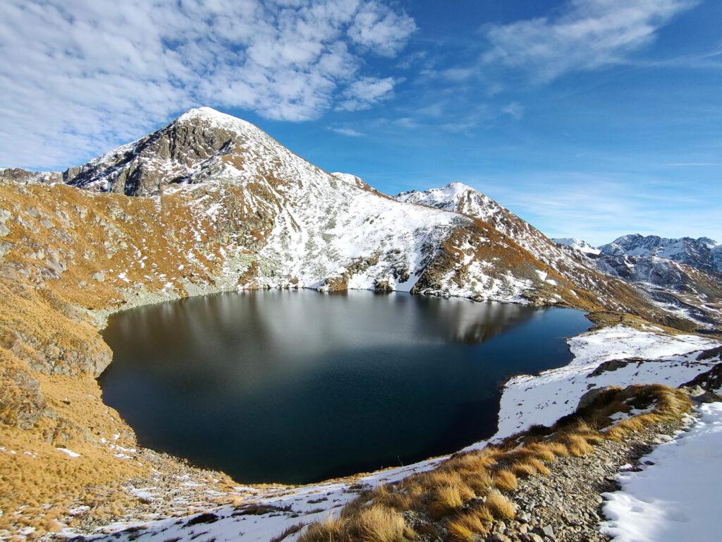 Costeggiando il Lago Moro in cui si riflette il Corno Stella