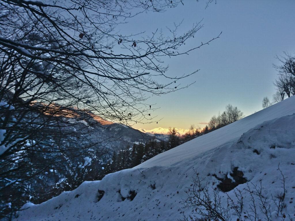 il sole sorge all&#039;orizzonte, ma il nostro versante è ancora in ombra