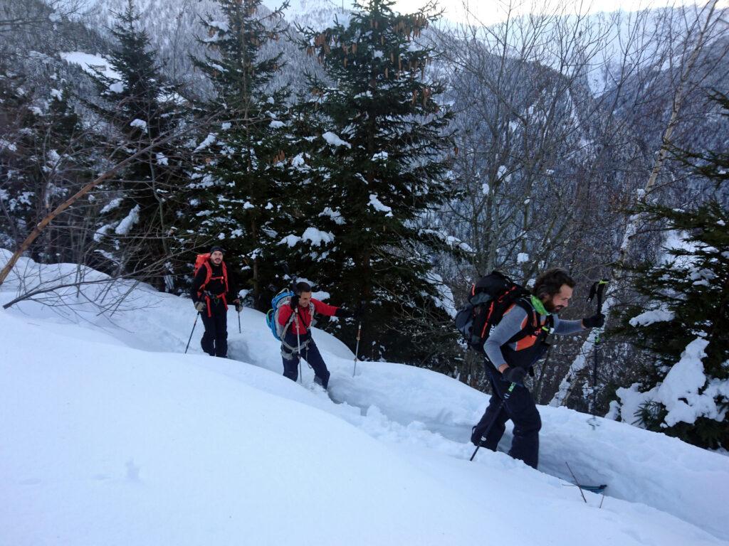 processione di snowboarders!