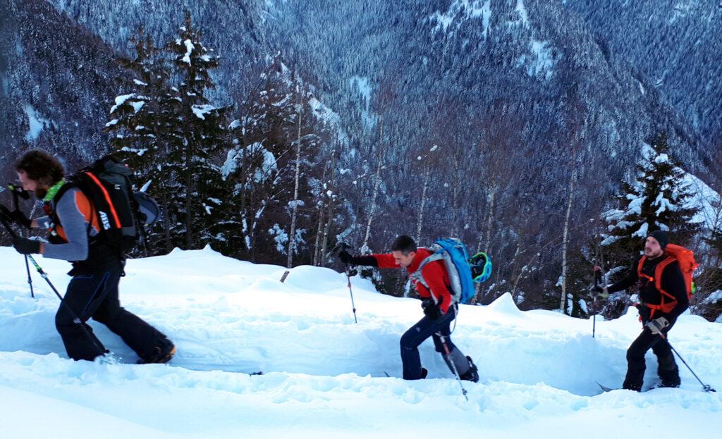 processione di snowboarders!