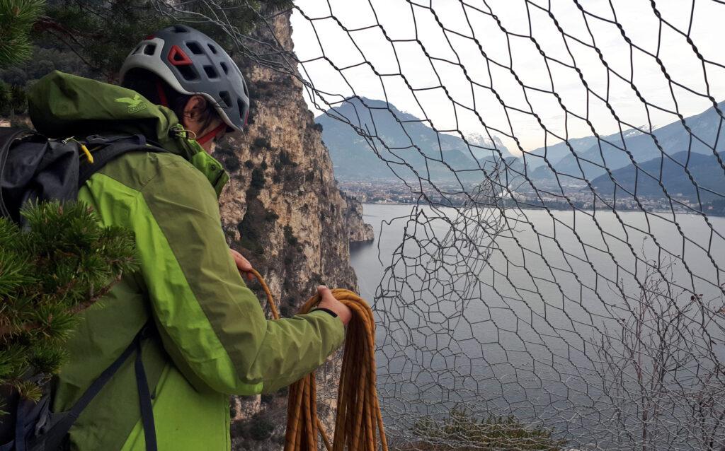 Prepariamo la cordata; procederemo in conserva, prima lunga, poi più corta