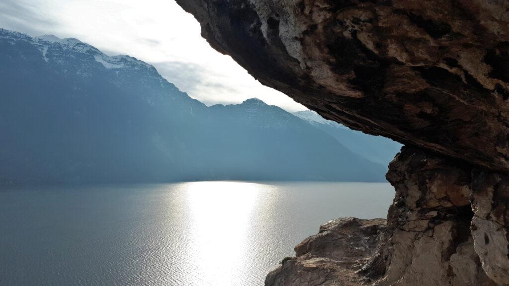 Proseguendo in avanti sotto al tetto roccioso