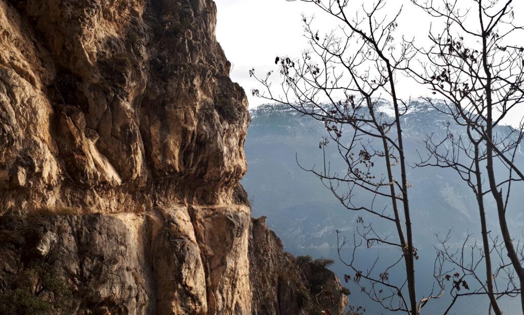 Riguardando il lato attraversato precedentemente nella valletta incassata