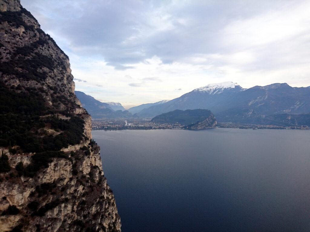 La bella vista verso Riva e Torbole scendendo verso l&#039;attacco della via