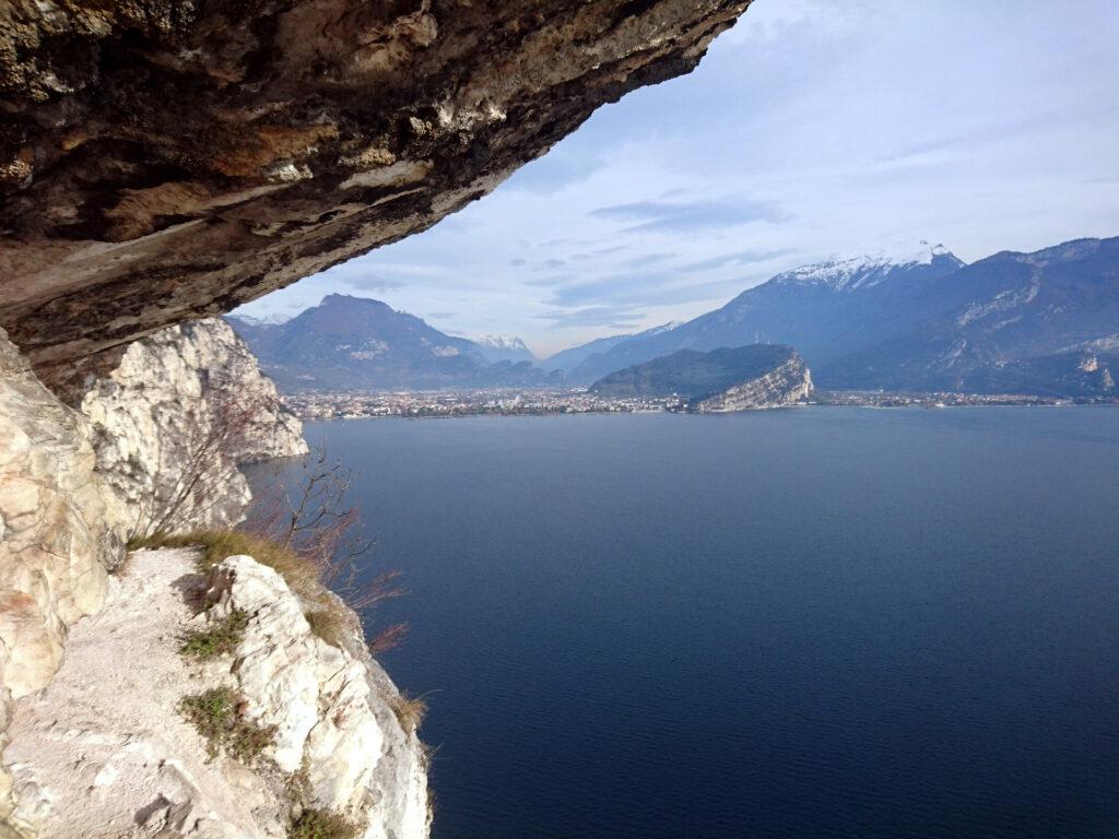 La vista dietro di noi sotto un imponente tetto roccioso