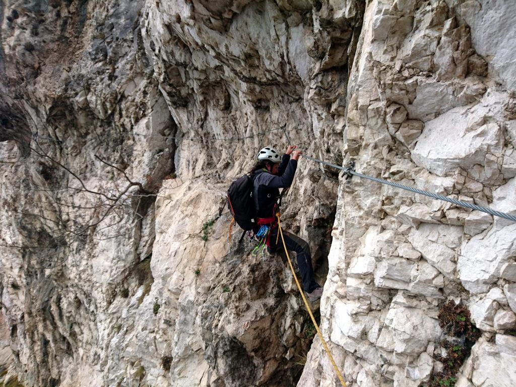 Eccoci al punto chiave: si supera un primo buco fino ad una stretta cengia