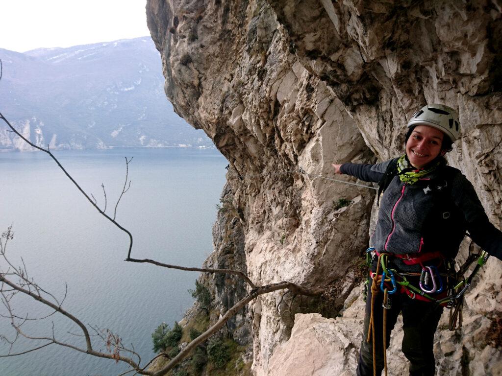 E ora arriva il circo....si passa nel vuoto senza cengia con anche una pancia strapiombante da superare! Ci sarà da ridere ;)