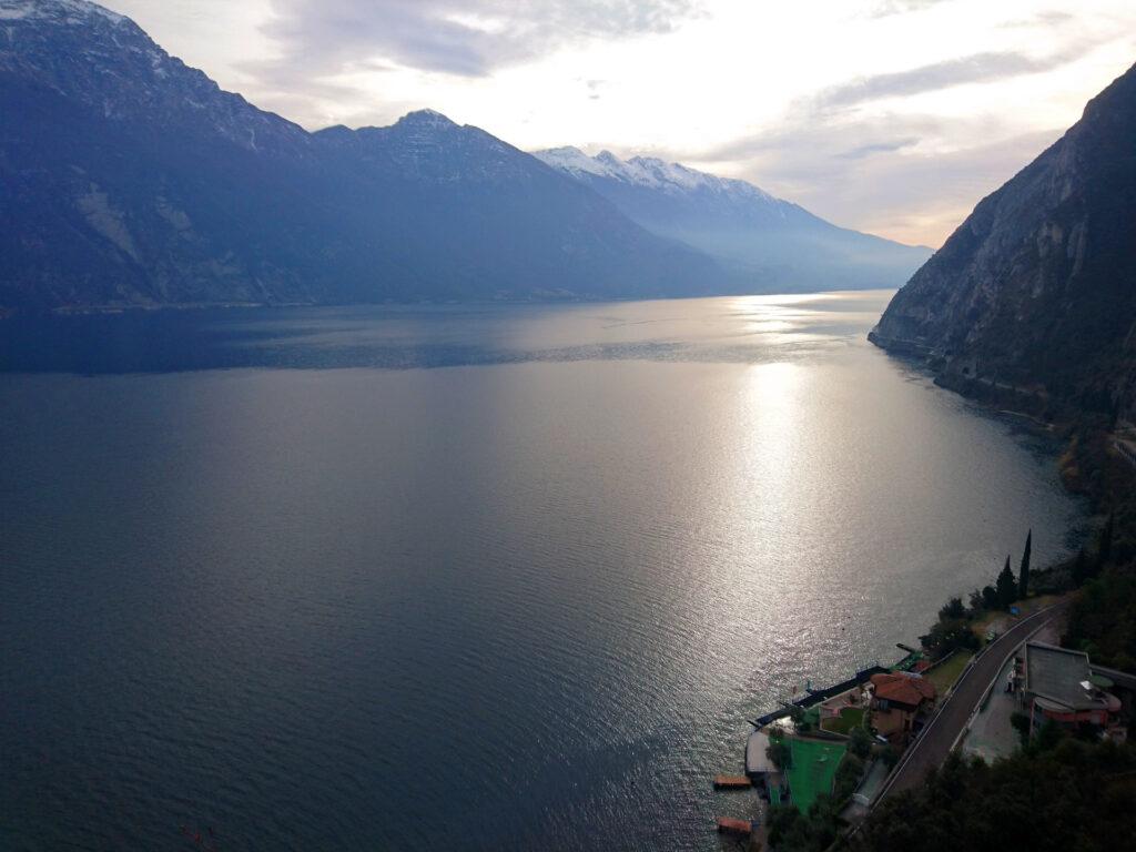 Guardando il lago di Garda verso sud, intravediamo l'Hotel Pier sopra al quale termina il Tracciolino