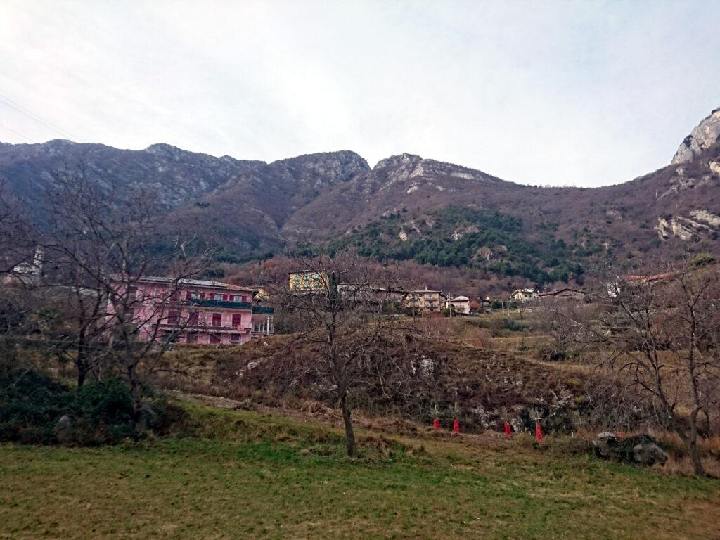 Dopo circa mezz&#039;ora di netta pendenza si sbuca direttamente sul pianoro del paese