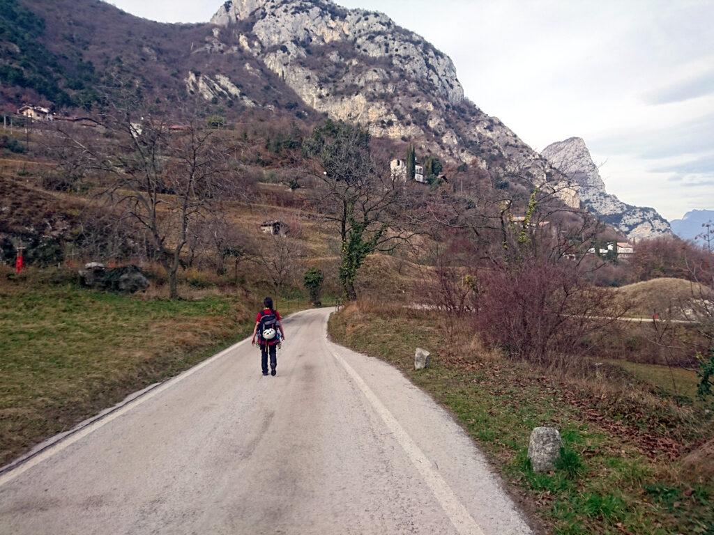 Basta quindi prendere la strada asfaltata che procede in discesa per tornare in breve verso la macchina