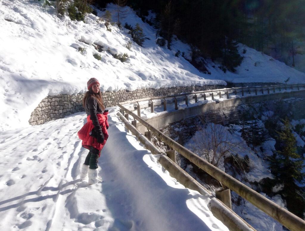 Lungo la strada di Valagola che in estate è percorribile anche in auto