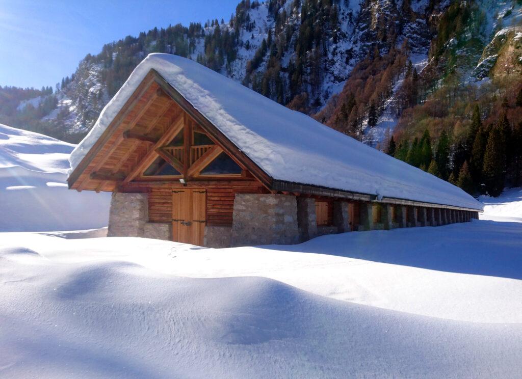 La mega stalla ultramoderna di Valagola in tutto il suo splendore invernale