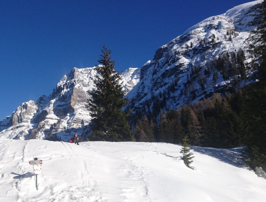 Erica appena arrivata si gode il panorama del lago ghiacciato