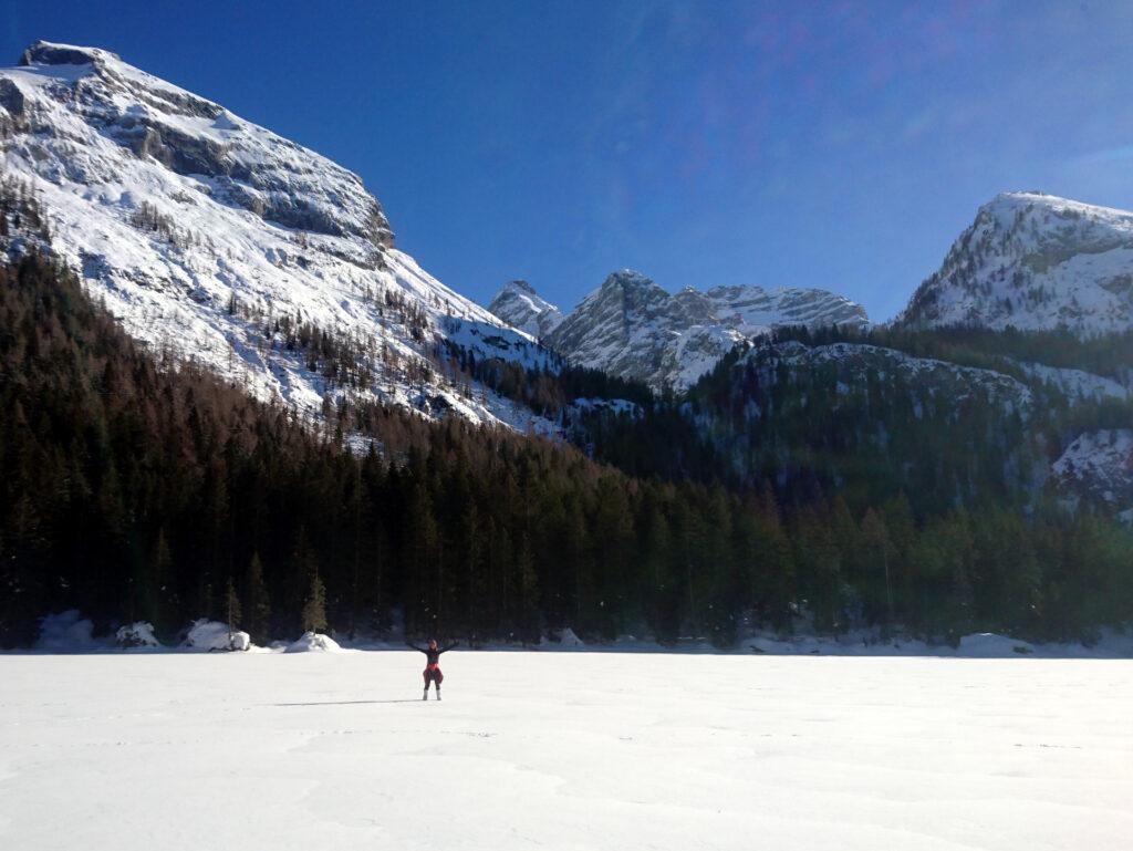 Erica nel bel mezzo del lago di Valagola ghiacciato