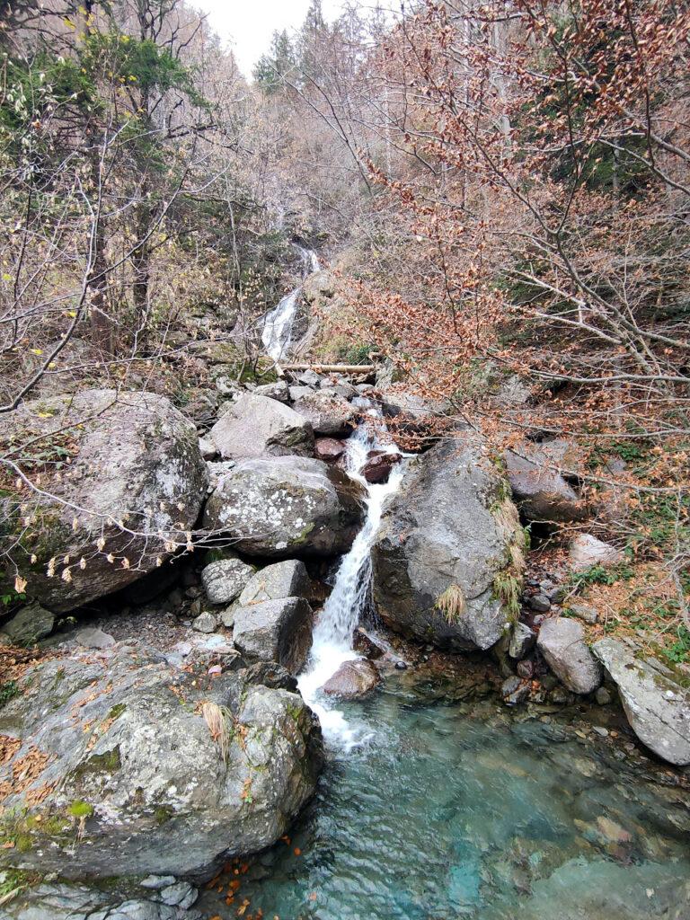 Lungo il sentiero si incontrano numerose pozze d'acqua e cascatelle