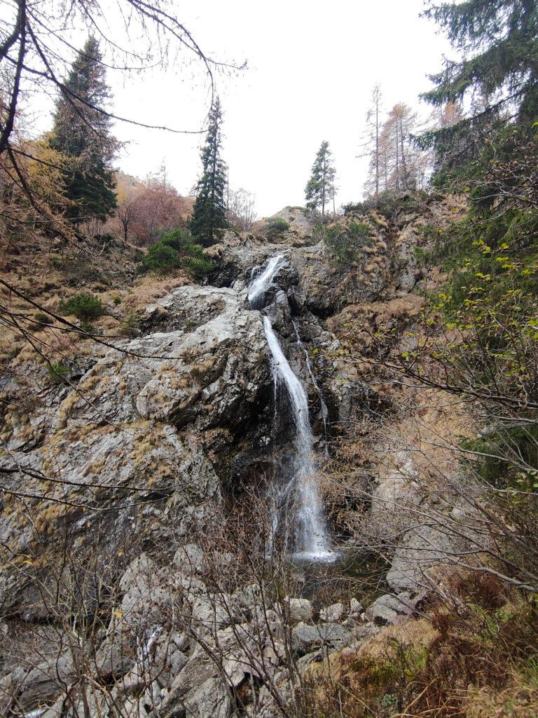 A pochi minuti dalla diga spettacolare cascata con un bel doppio salto e marmitta dei giganti