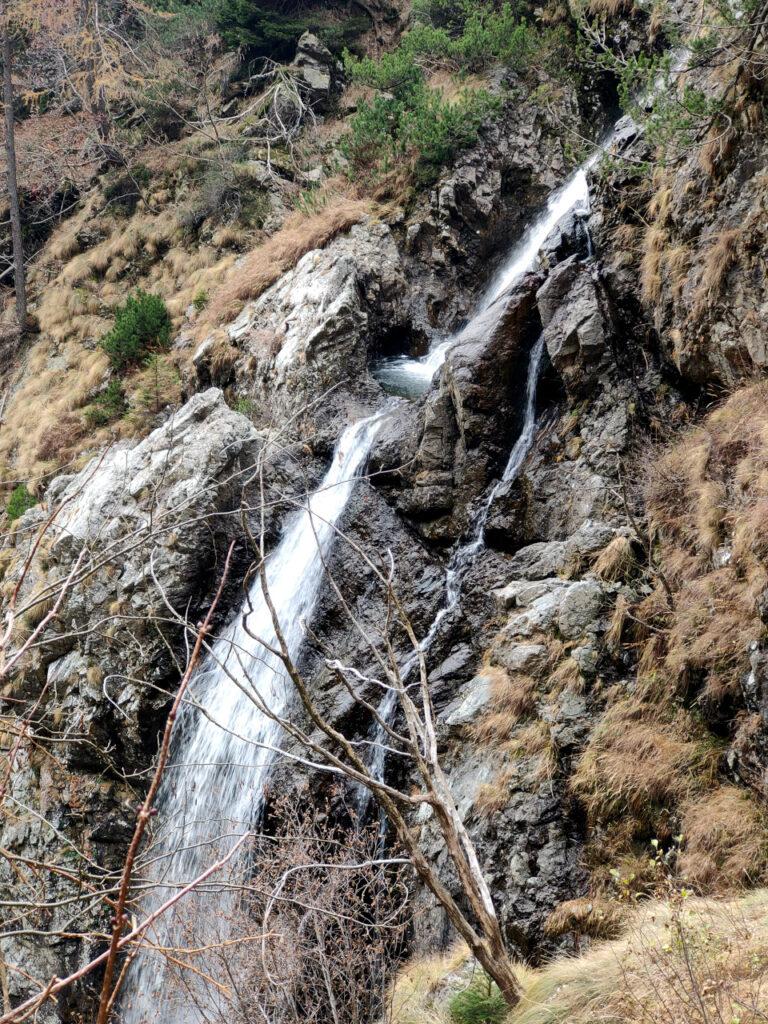 A pochi minuti dalla diga spettacolare cascata con un bel doppio salto e marmitta dei giganti