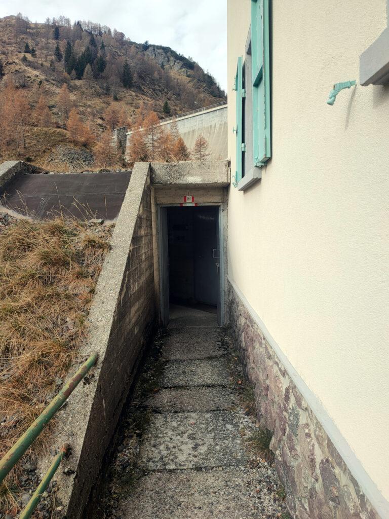 Il caratteristico passaggio nel tunnel che costeggia la diga