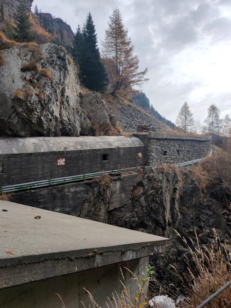 Il caratteristico passaggio nel tunnel che costeggia la diga