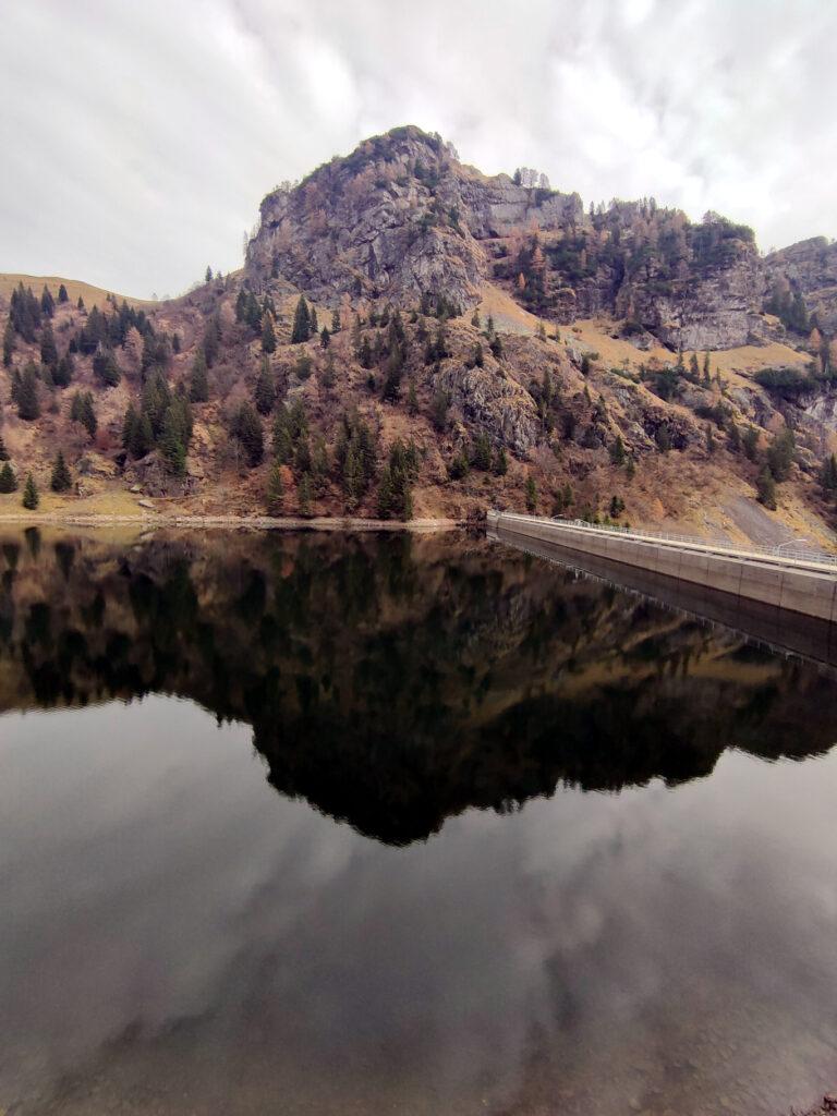 riflessi nel lago Mora