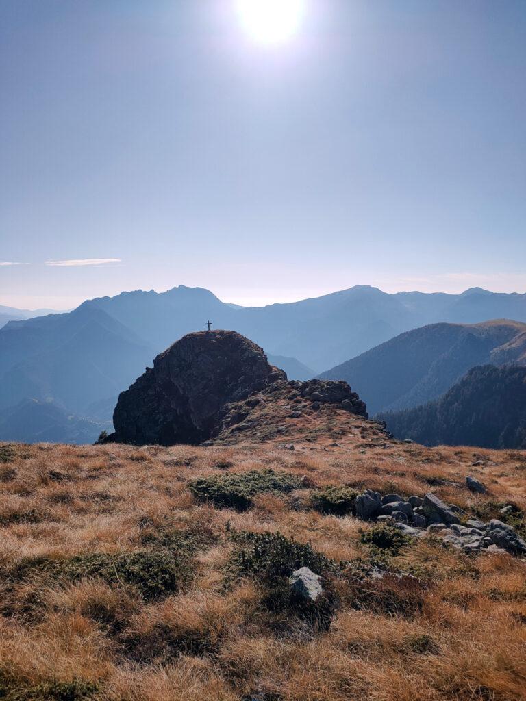 Croce di Mincucco, tante volte erroneamente scambiato con la cima vera e propria che sta alle spalle rispetto alla foto