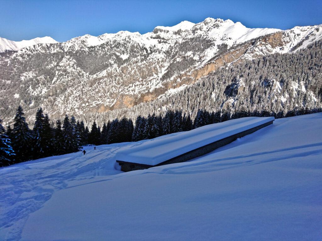 baite semisommerse dalla neve