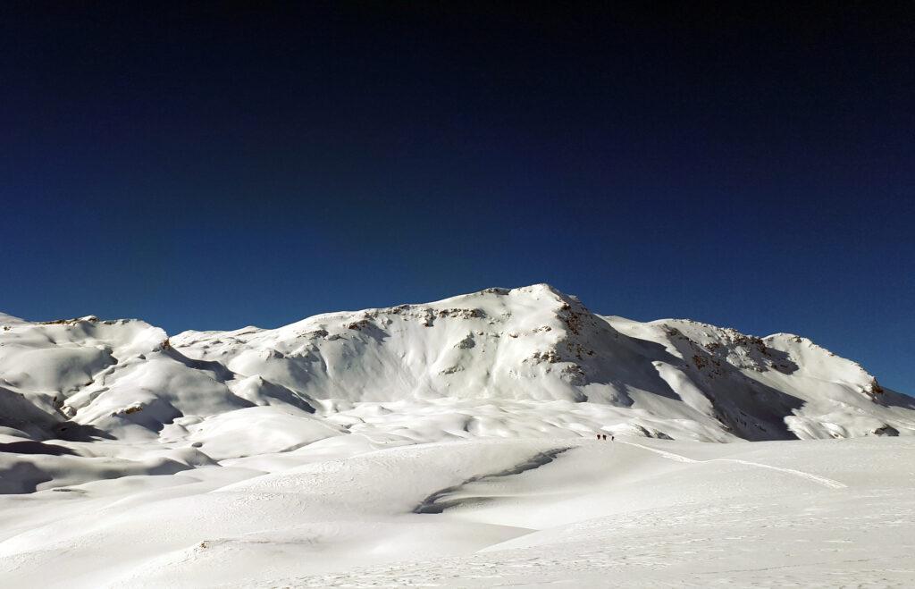 le dolci gobbe innevate che definiscono il Pian dei Cavalli: da qualche parte, sepolto, c'è il Lago Bianco