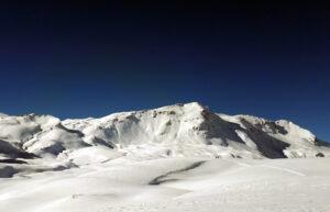 le dolci gobbe innevate che definiscono il Pian dei Cavalli: da qualche parte, sepolto, c'è il Lago Bianco